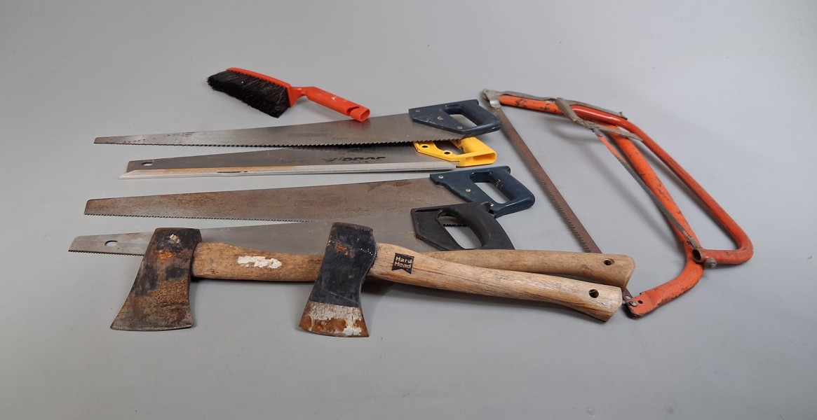 Diverse verktyg. Bl.a Såg, yxa m.m.