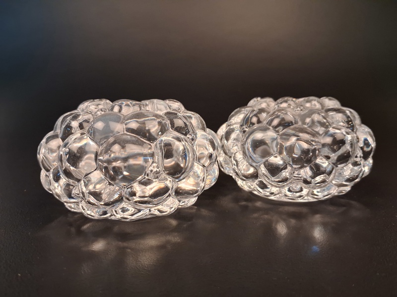 ANNE NILSSON. 2 Ljusstakar. "Hallon", Orrefors. 