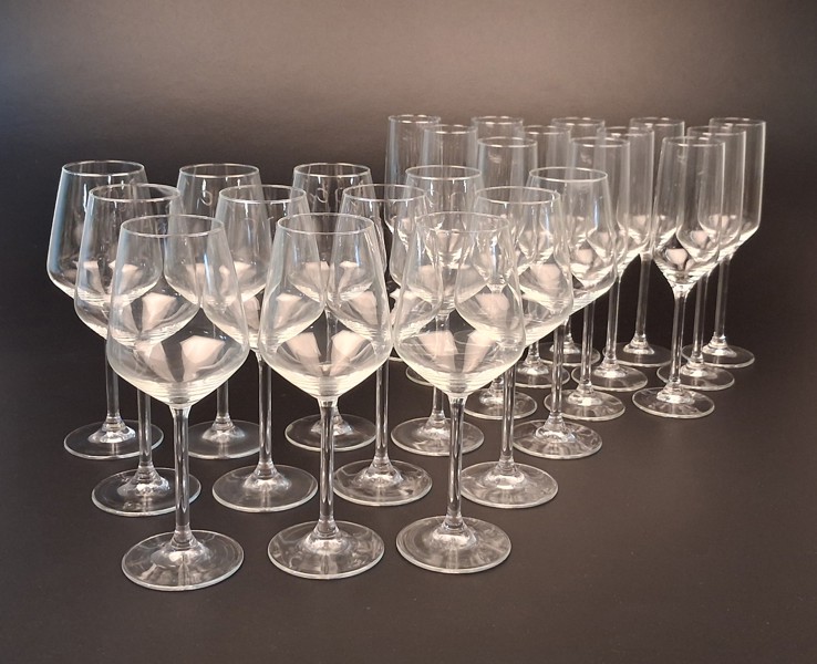 12 Champagneglas & 12 Vin glas.
