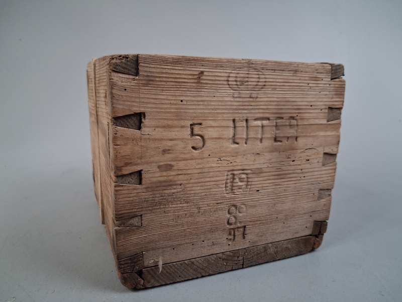 Krönt trämått, 5 Liter. Allmoge.