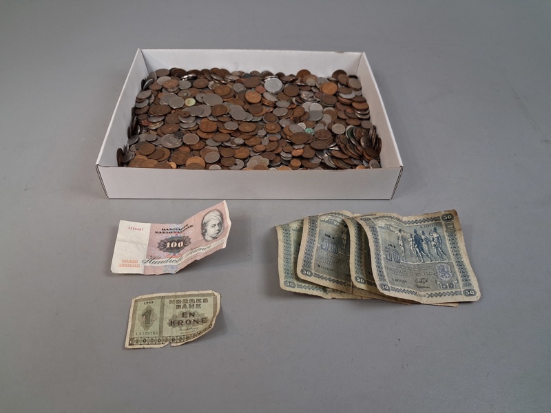 10 Kg mynt & några sedlar.
