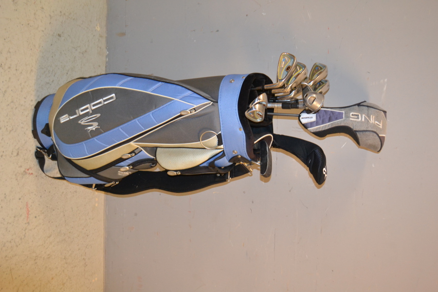 Golfbag med klubbor.