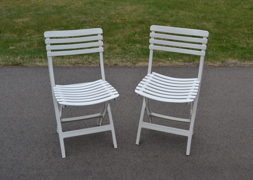 2 Trädgårdsstolar. Plast, hopfällbara.