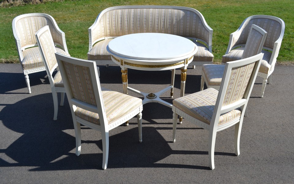 Salongsgrupp. Gustaviansk stil, 8 delar, 1900-talets början, omklädda början på 2000-talet, bord med vit marmorskiva.