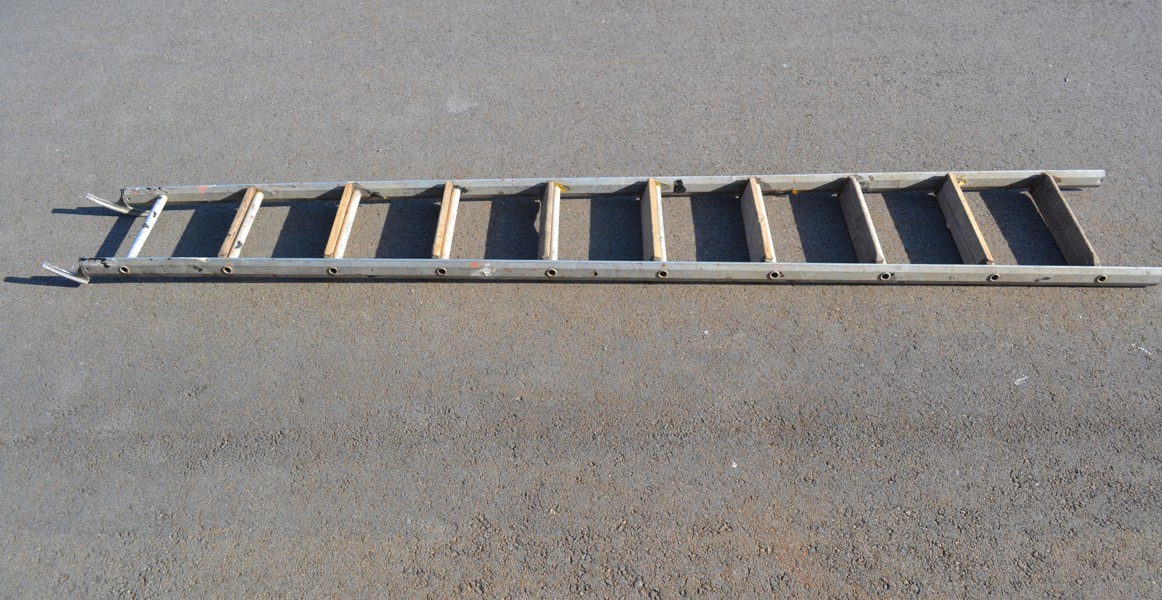 Stege. Metall & trä.