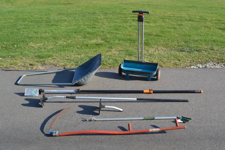 Trädgårdsredskap. Bl.a Grensaxar, takpanneskrapa, gödningsspridare m.m.