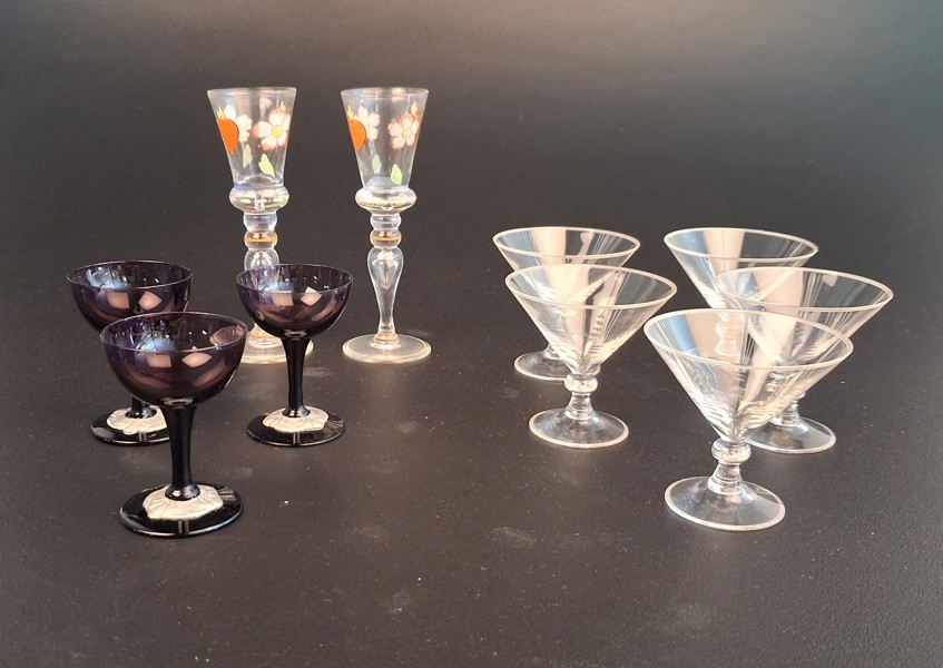 Diverse glas. Bl.a Johansfors, brinnande hjärta & Likörglas med tenn dekor.