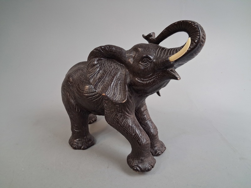 Stor elefant. Lergods.