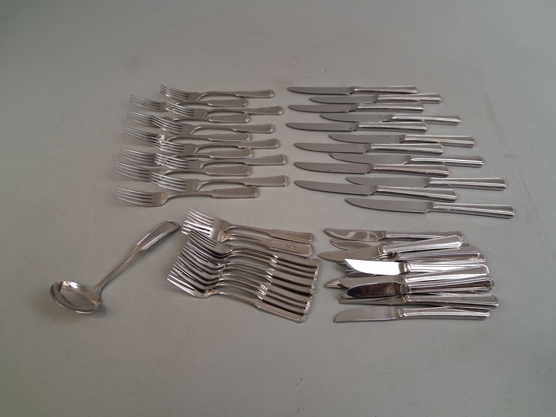 12 Knivar, 12 Gafflar, 12 Dessert knivar, 12 Dessert Gafflar & liten slev. Duka. 18-8 Rostfritt.