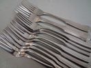 12 Knivar, 12 Gafflar, 12 Dessert knivar, 12 Dessert Gafflar & liten slev. Duka. 18-8 Rostfritt.