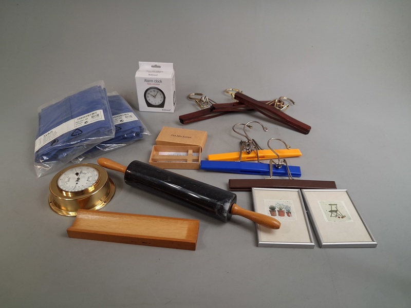 Diverse. Bl.a Hängare, klädpåsar m.m.