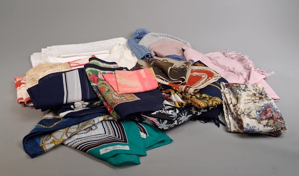 Diverse textil Bl.a Linne. Scarves m.m.