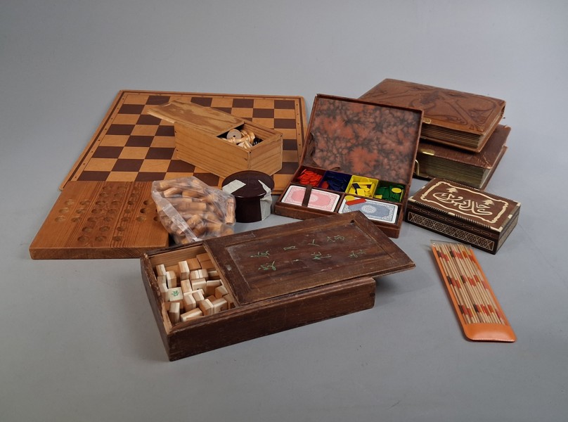 Diverse äldre fotoalbum, spel m.m.