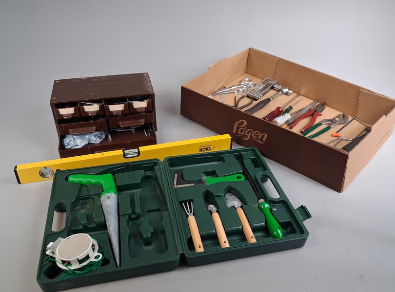 Diverse verktyg. Brun sorteringsbox i metall m.m.