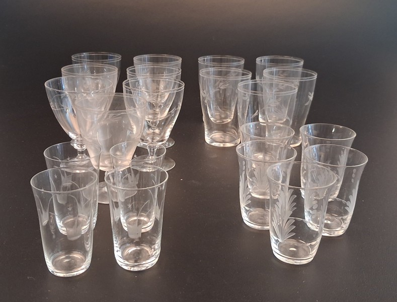 Diverse glas. Slipad dekor.