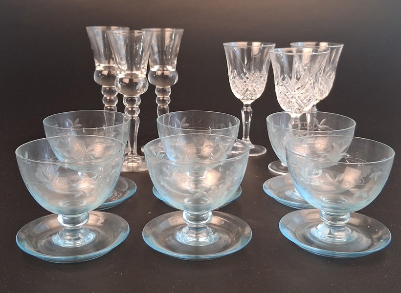 Diverse glas. Bl.a Cristal d`Arques Frankrike & Dessert skålar med slipad dekor.