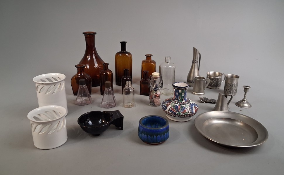 Diverse äldre glas, bruna flaskor m.m.