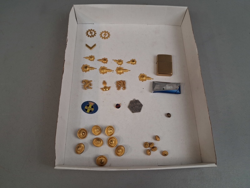Diverse militära märken, knappar, tändare m.m.