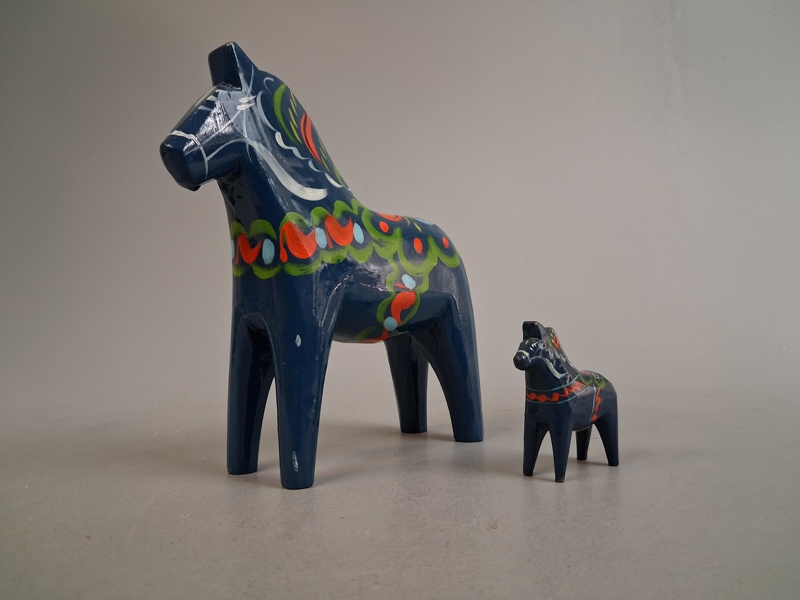 2 Dalahästar. Nils Olsson. Nusnäs.