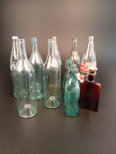 Diverse glasflaskor. Bl.a Kinnekulle, Coca Cola.
