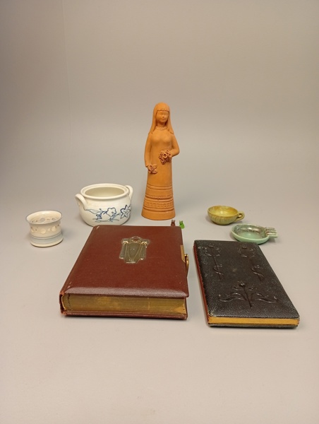 Diverse. Bl.a 2 äldre fotoalbum, keramik