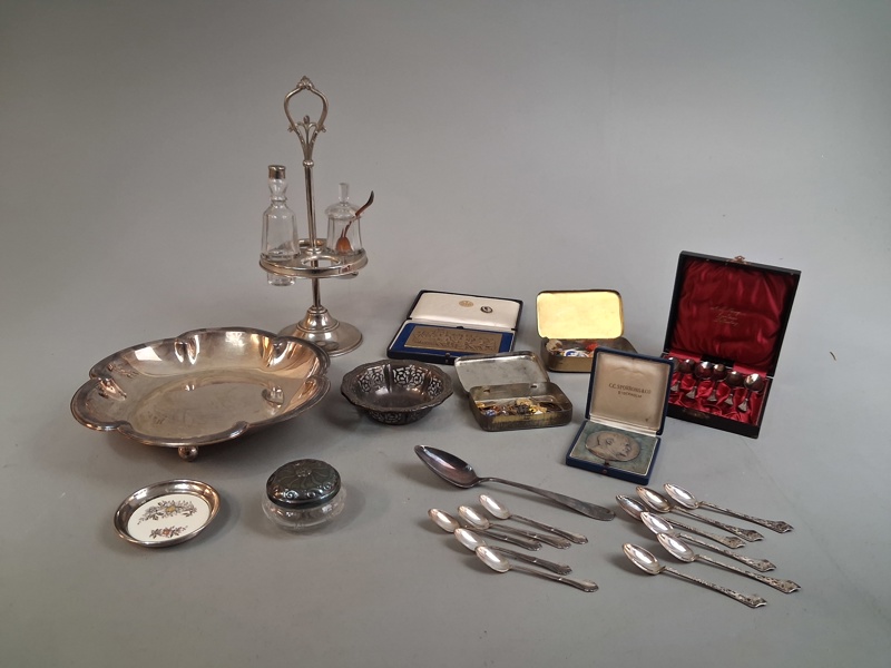 Diverse. Bl.a Nysilver, pins, bestick m.m.