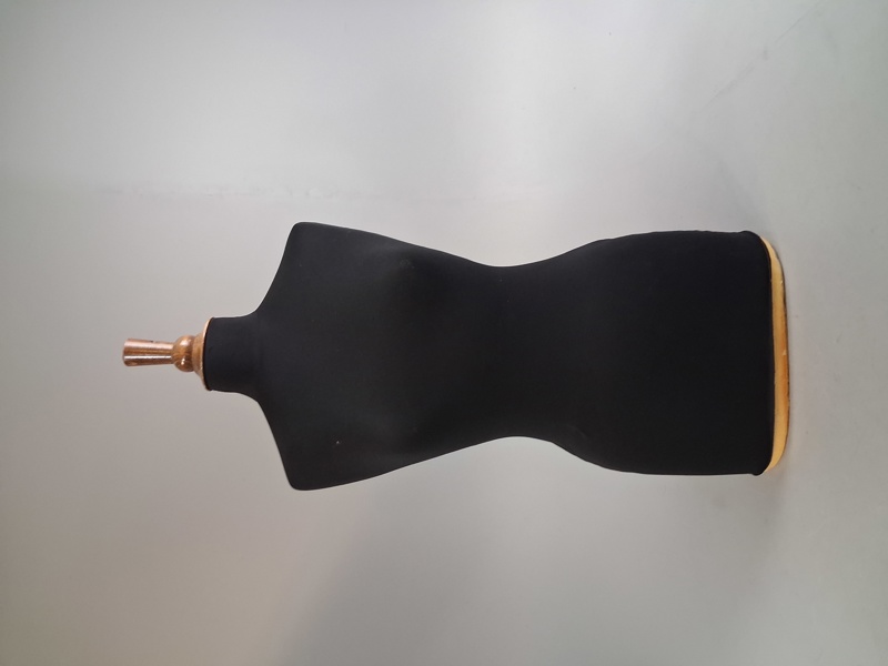 Torso. Kvinna, skyltdocka.