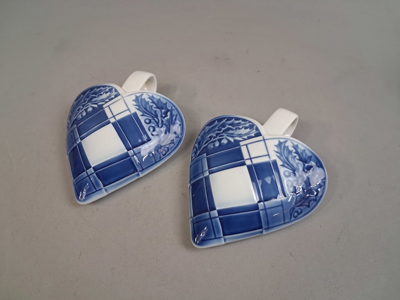 Bing & Gröndal. 2 Hjärtformade väggvaser. nr: 9205.