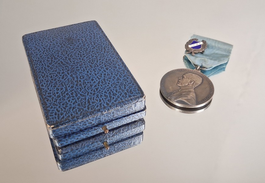 Medalj & klubbmärke, silver, 34gram.