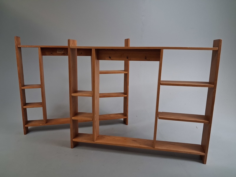 2 Mindre vägghyllor.