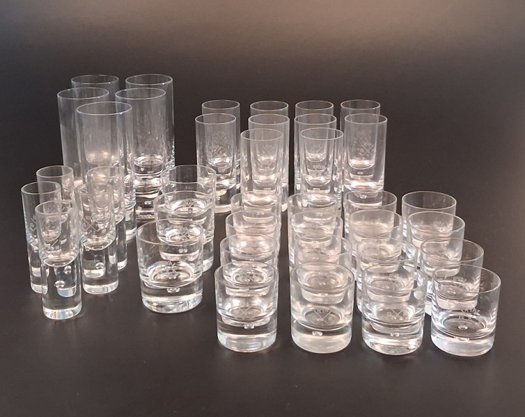 WALTER HICKMAN. Glas, "Pippi", 39 delar, mestadels graverade med Rya GK.