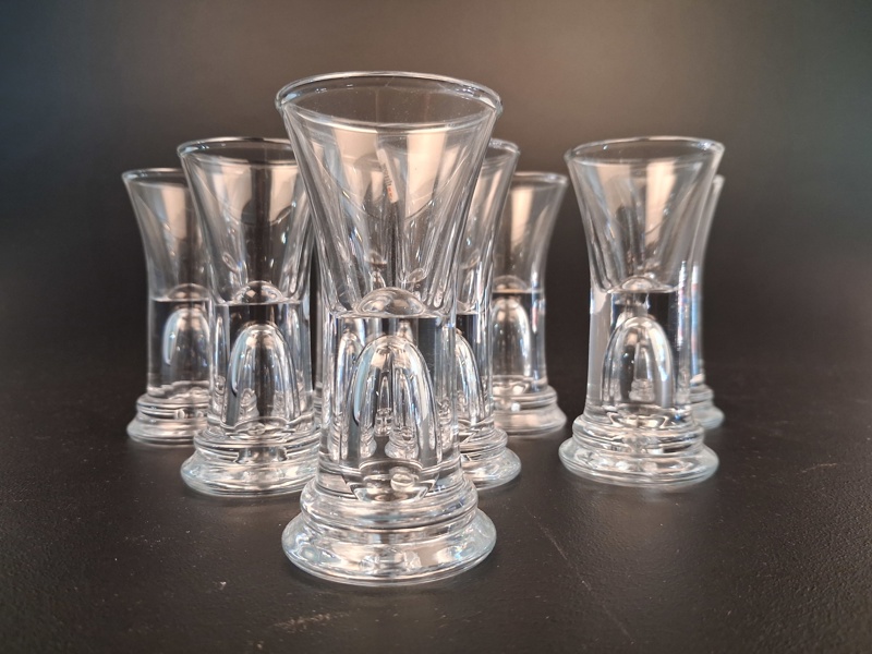 MICHAEL BANG. 8 Snapsglas, "Urglas", Holmegaard, 1975.