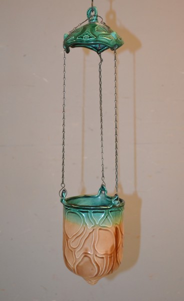 Ampel. Majolika, okänt fabrikat.