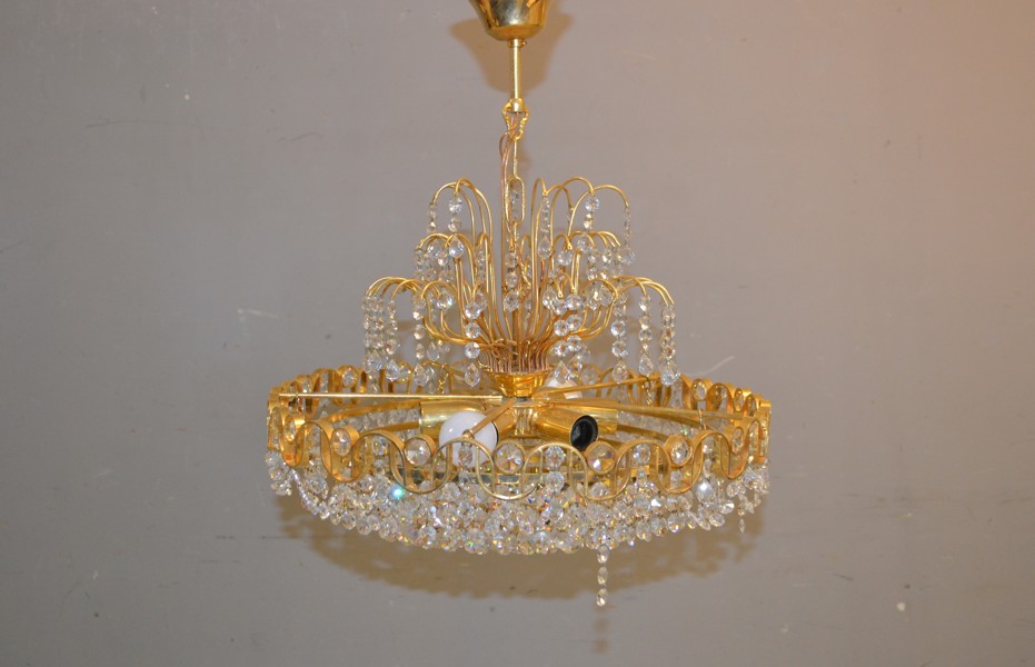 Taklampa med prismor.