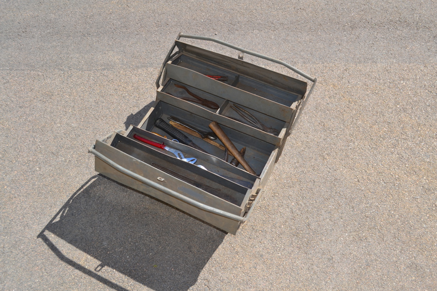 Verktygslåda med diverse verktyg.