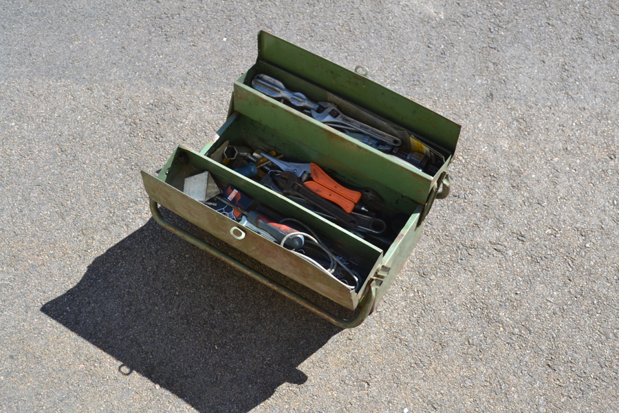 Verktygslåda med diverse verktyg.