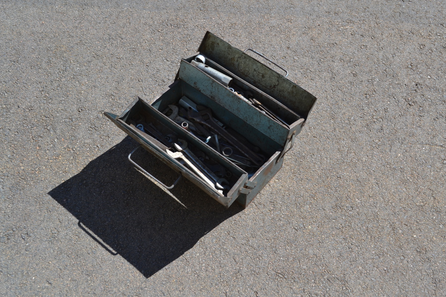 Verktygslåda med diverse verktyg.