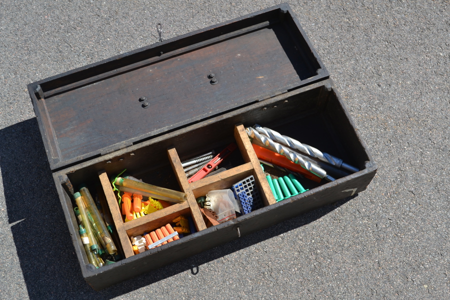 Verktygslåda med diverse borr m.m.