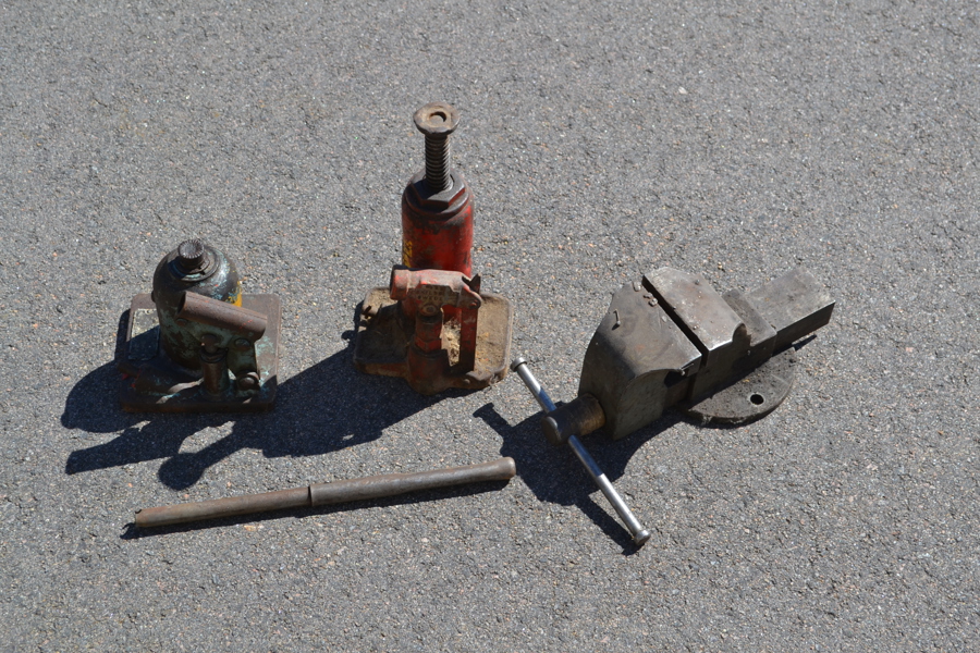 2 Domkrafter & skruvstäd.