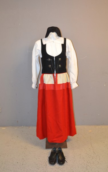 FOLKDRÄKT. "Laholmsdräkten", spännen i silver, Storlek cirka 36-38.