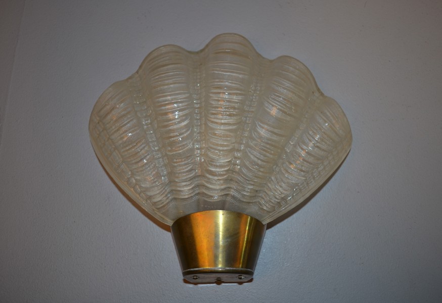 VÄGGLAMPA. "Coquille", ASEA, Swedish Modern, Fäste i mässing med kupa i formpressat glas i form av snäcka.