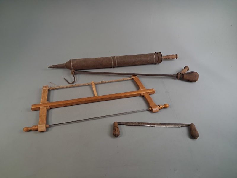 Diverse. Bl.a brandspruta, besman m.m.