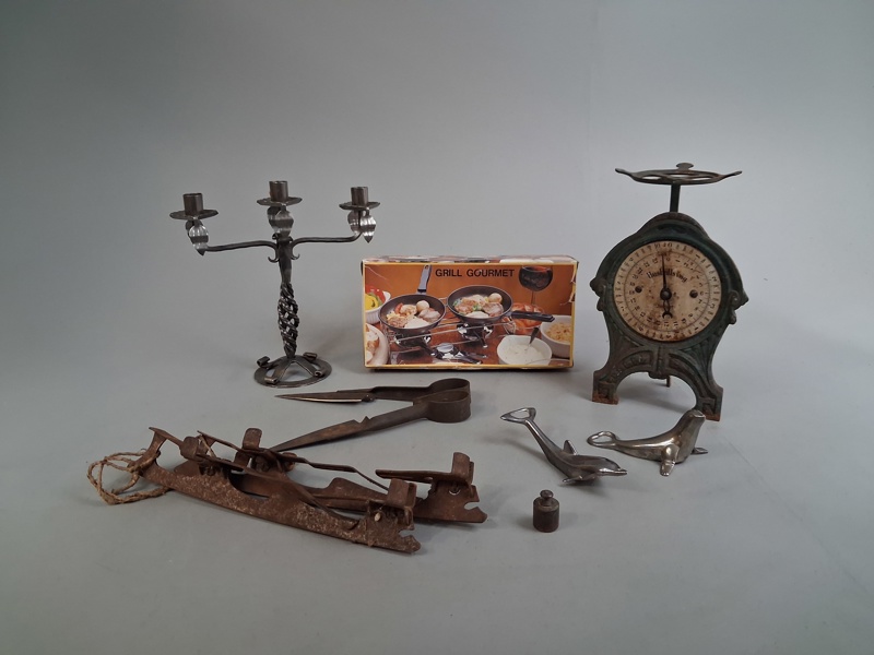 Diverse. Bl.a Äldre skridskor.