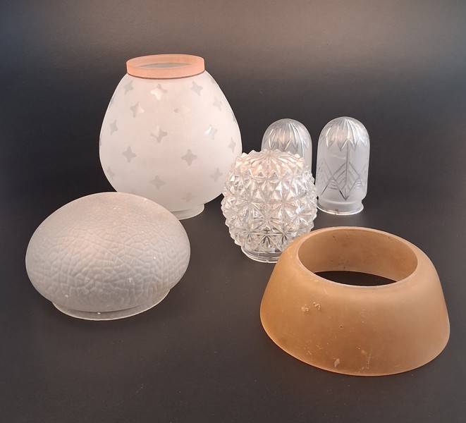 Diverse lampkupor. Glas.