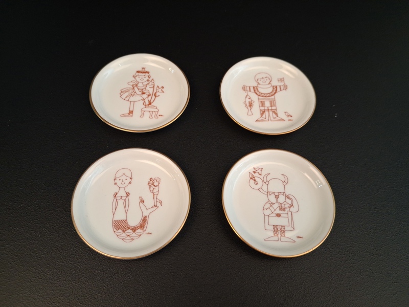 4 smörfat/Väggtallrikar. Antoni. Bing & Gröndal.