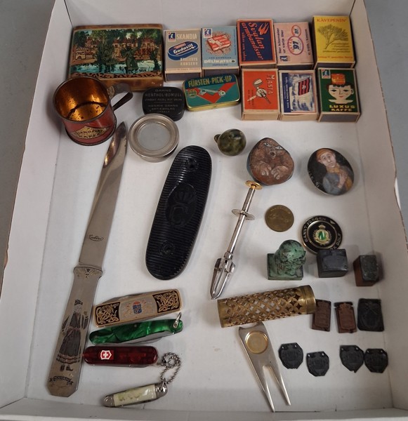 Diverse. Bl.a Fällknivar, stämplar m.m.