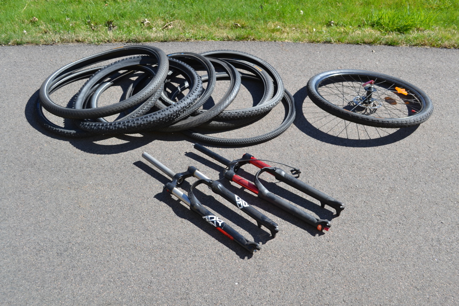 Oanvända cykeldäck, samt 1 hjul & 2 framgafflar.