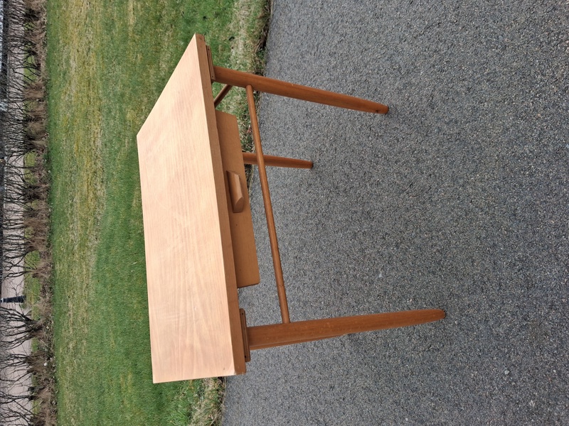 Byrå/sängbord.