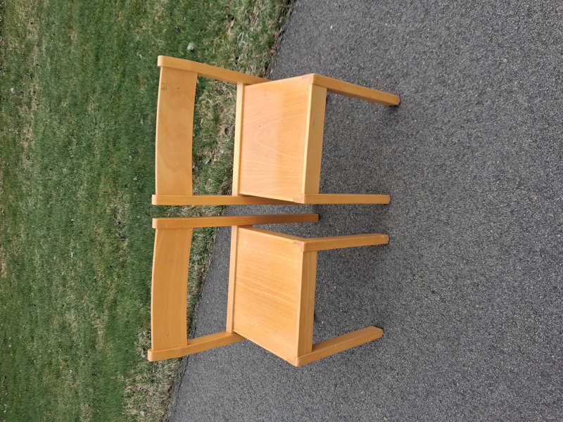 2 Barnstolar, Tranås skolmöbler, staplingsbara.