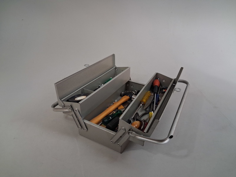 Verktygslåda metall, med innehåll.